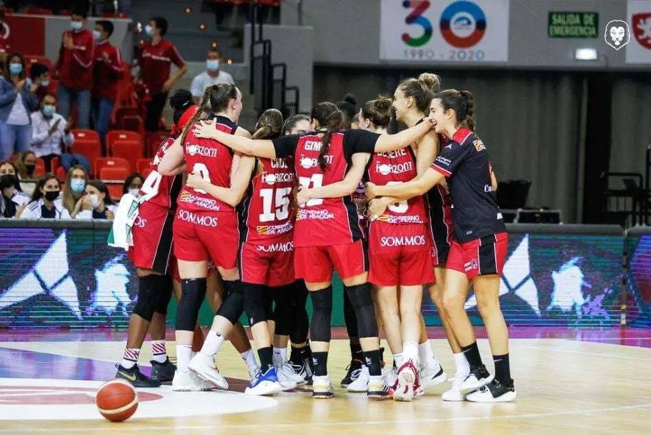 Las jugadoras celebran el triunfo ante IDK Euskotren. Foto: Esther Casas / Casademont Zaragoza