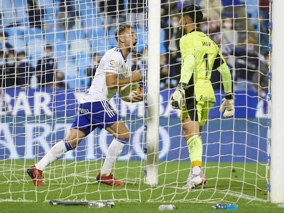 Valent&iacute;n Vada marca ante La Ponfe en la pasada temporada | Foto: Real Zaragoza