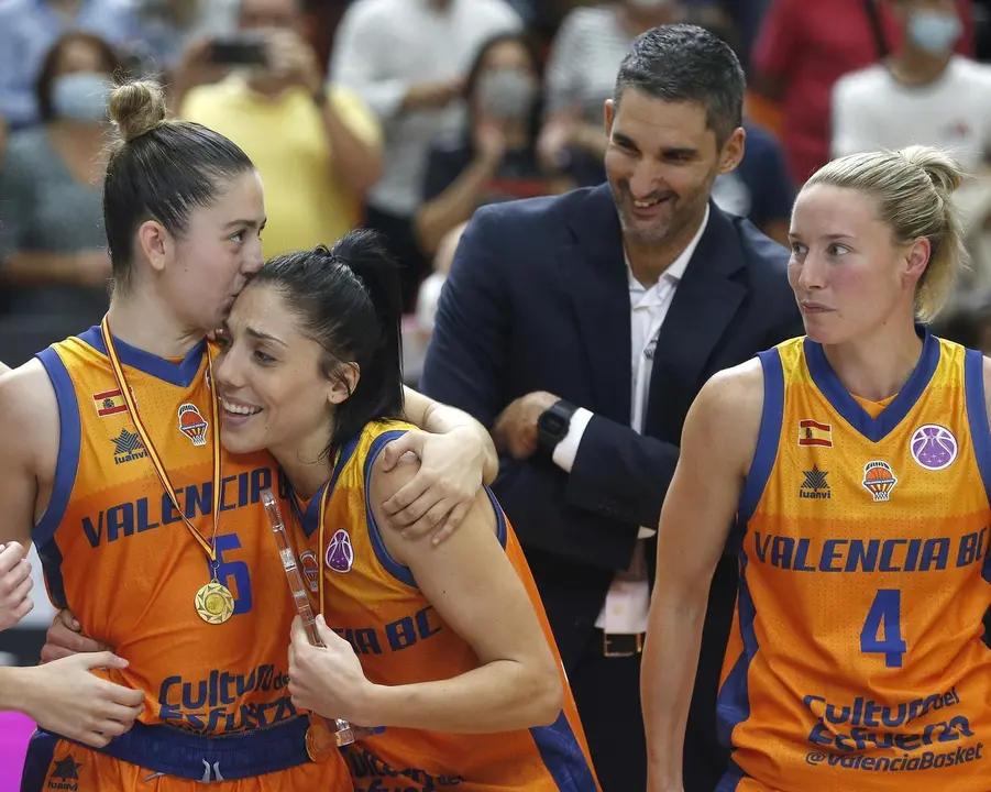 Cristina Ouvi&ntilde;a se abraza a su compa&ntilde;era Lorena Segura. Foto: @valenciabasket