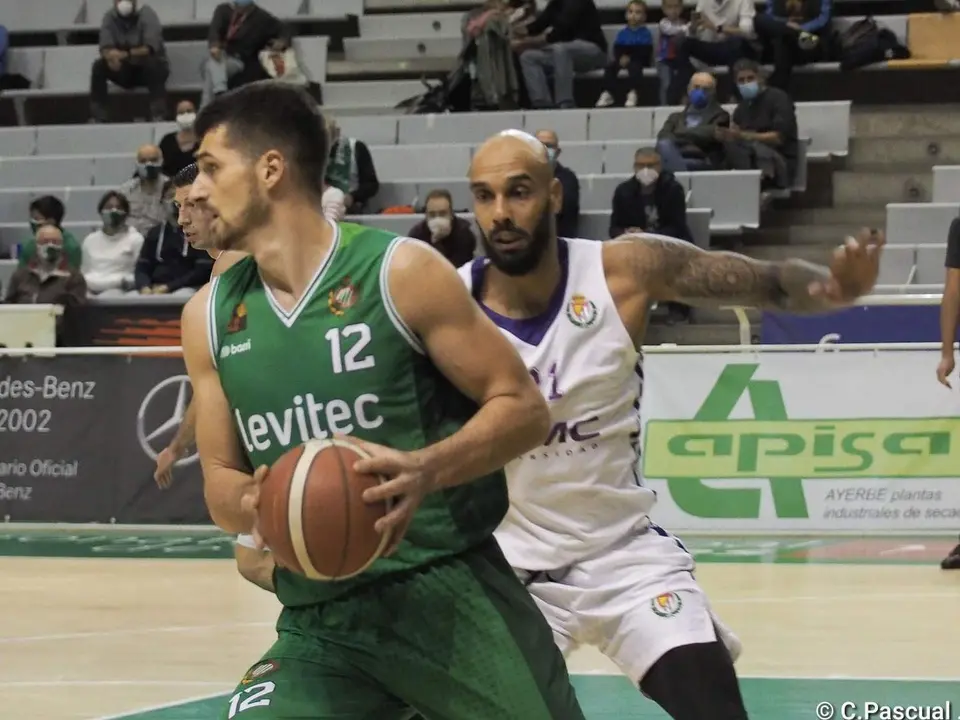 Aleksandar Andrejevic, en la imagen, tiene que empezar a ser un jugador decisivo bajo aros. Foto: C. Pascual