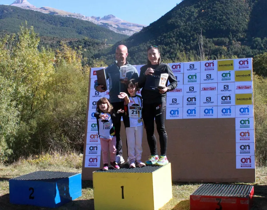 Caballero y Maiora en lo m&aacute;s alto del podium de la 11K El Juncaral de Villan&uacute;a. Foto: Villan&uacute;a