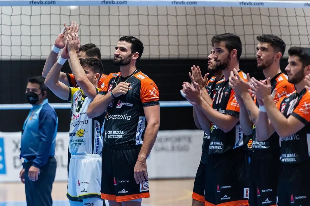 Los turolenses celebrando la victoria en Boiro. | Foto: Boiro Voleibol