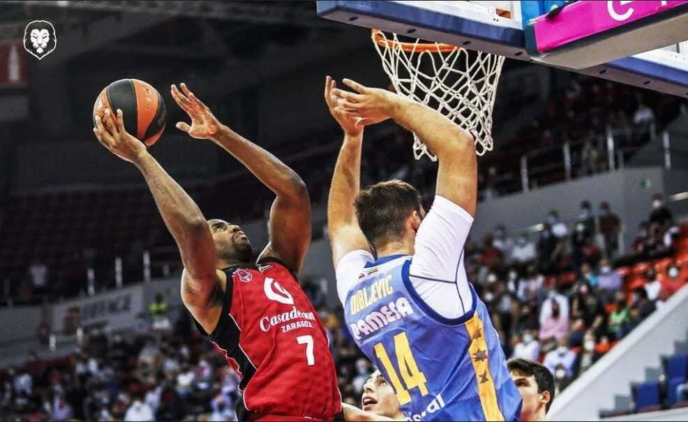 McLean, ante Dubljevic (Valencia Basket), en el partido de liga. Foto: Esther Casas / Casademont Zaragoza