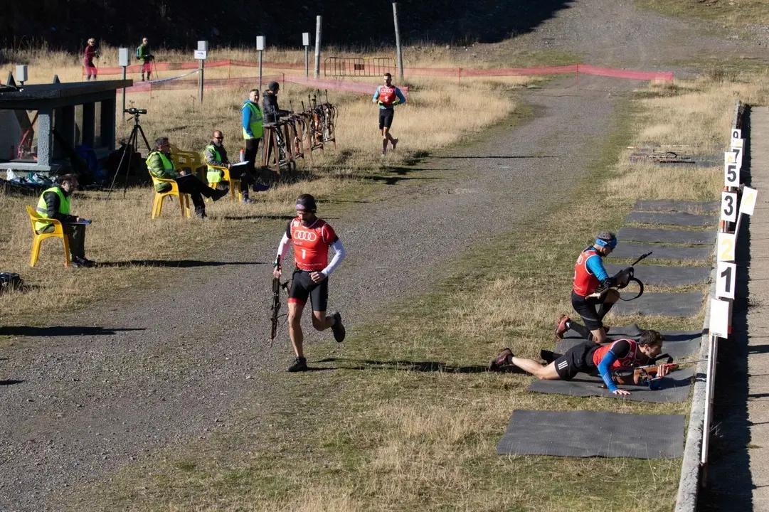 El tiro es una parte fundamental del biathlon cross, que el pasado domingo celebr&oacute; en Candanch&uacute; el campeonato de Arag&oacute;n. Foto: Cedida