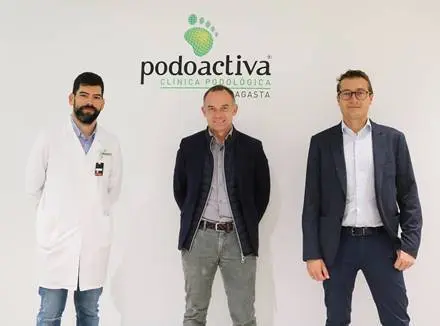 El presidente del Real Zaragoza en el centro de la imagen antes de la firma de la renovaci&oacute;n del convenio con Podoactiva. Foto: Cedida