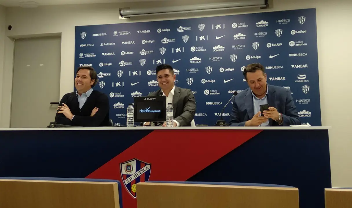 Presentaci&oacute;n de Xisco Mu&ntilde;oz con Rub&eacute;n Garc&iacute;a a su derecha y el hoy presidente del club a su izquierda. Foto: V&iacute;ctor Rap&uacute;n