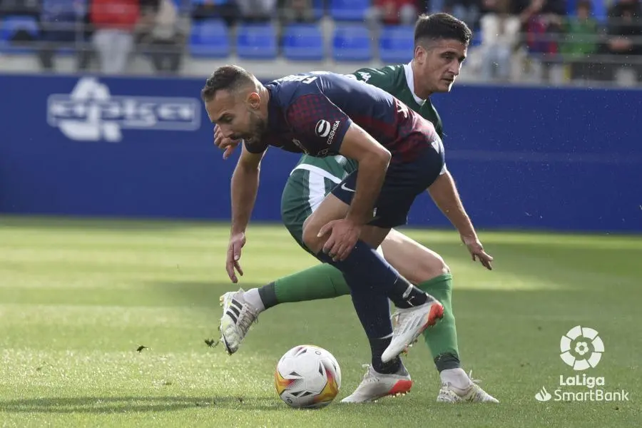 Ferreiro volvi&oacute; al once titular para dar mordiente al ataque del Huesca contra el Amorebieta. | Foto: LaLiga