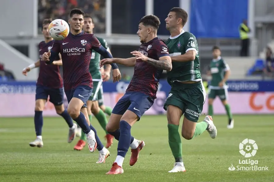 Ratiu, en el Huesca - Almer&iacute;a, protege el bal&oacute;n ante un jugador visitante.
