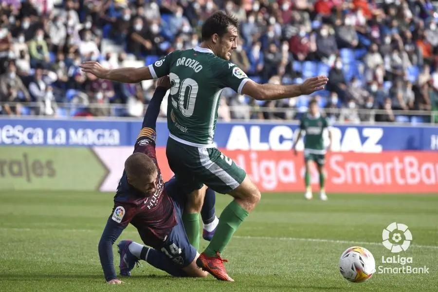 Pulido al suelo ante Orozkp en el Huesca Amorebieta disputado en El Alcoraz