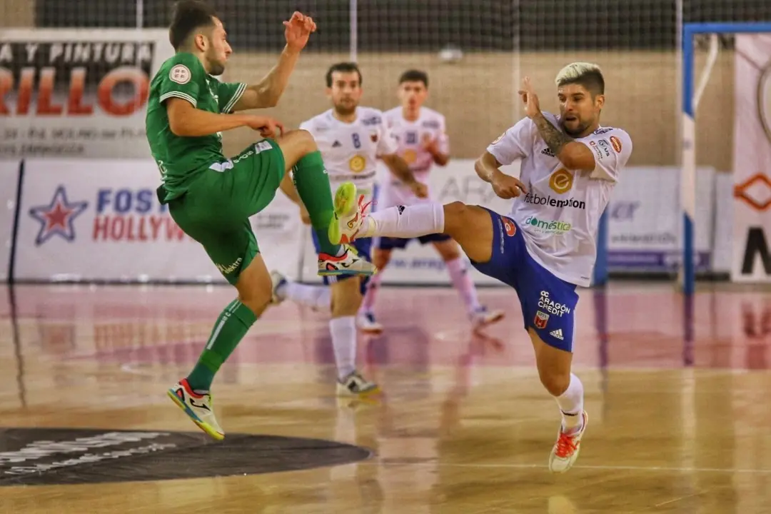 &Aacute;ngel Claudino disputa una acci&oacute;n