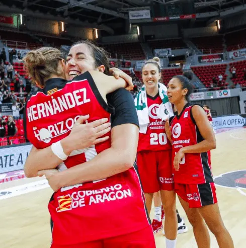 Las jugadoras rojillas celebran la victoria.