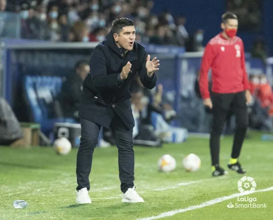 Xisco Mu&ntilde;oz da &oacute;rdenes a los jugadores del Huesca durante el partido contra la Ponferradina. Foto: LaLiga