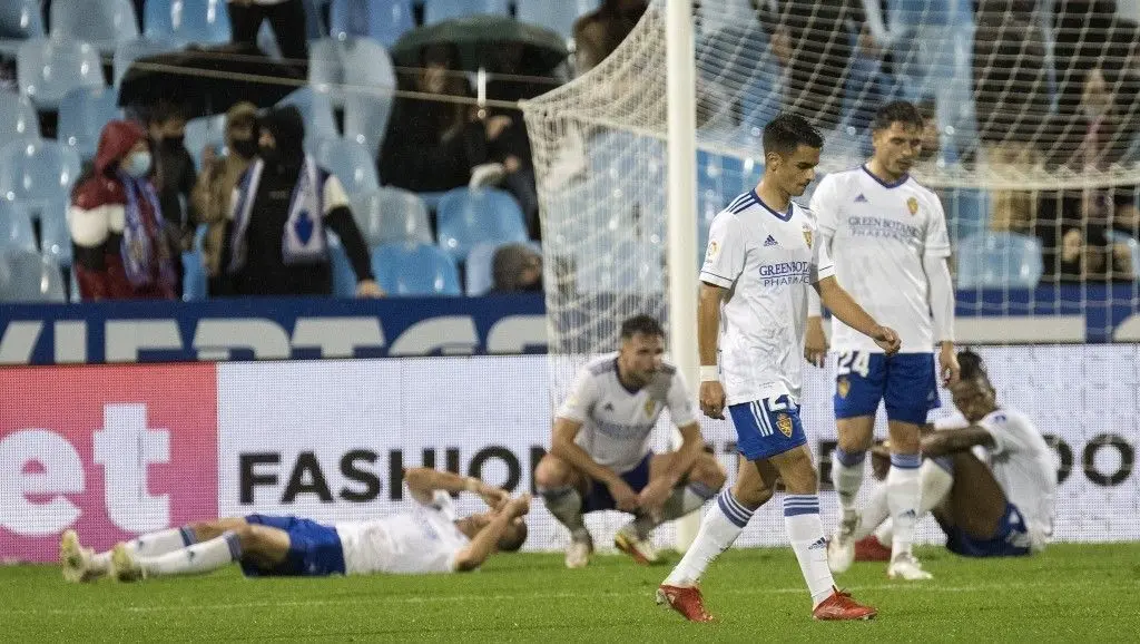 Los futbolistas del Real Zaragoza tras encajar el gol del empate | Foto: CD Mirand&eacute;s / La Liga