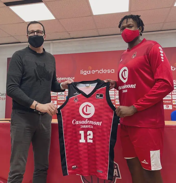 Deon Thompson, junto al director deportivo, Pep Cargol. Foto: Casademont Zaragoza