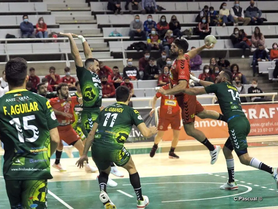 Joao Pinto en una jugada de ataque contra Antequera. Foto: C.Pascual
