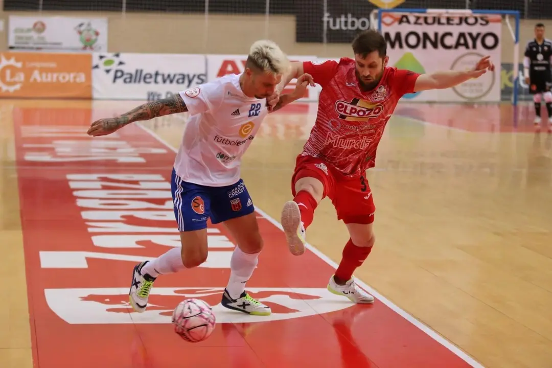 Jamur corre controlando el bal&oacute;n. Foto: F&uacute;tbol Emotion Zaragoza