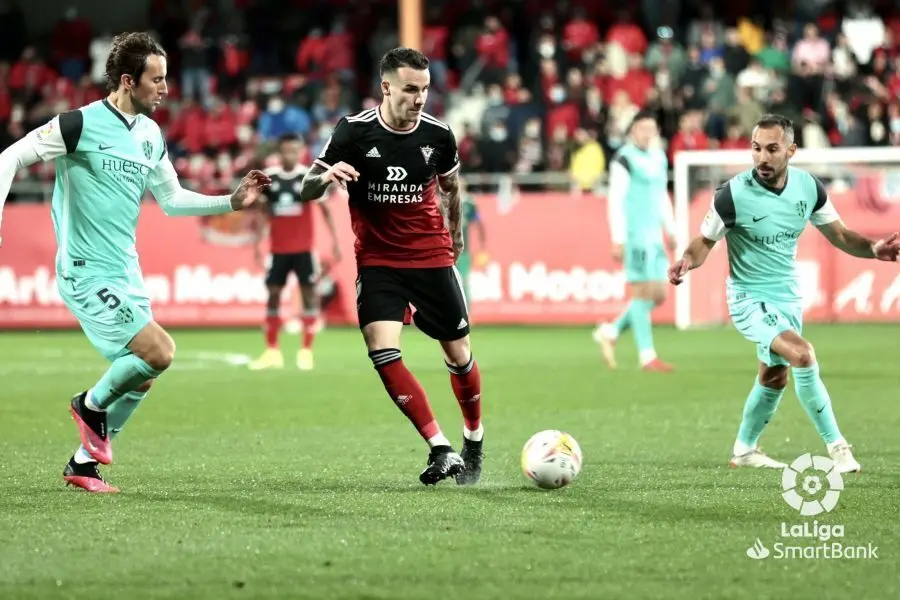 Mosquera, a la izquierda de la imagen, en el Mirand&eacute;s - SD Huesca. Foto: LaLiga