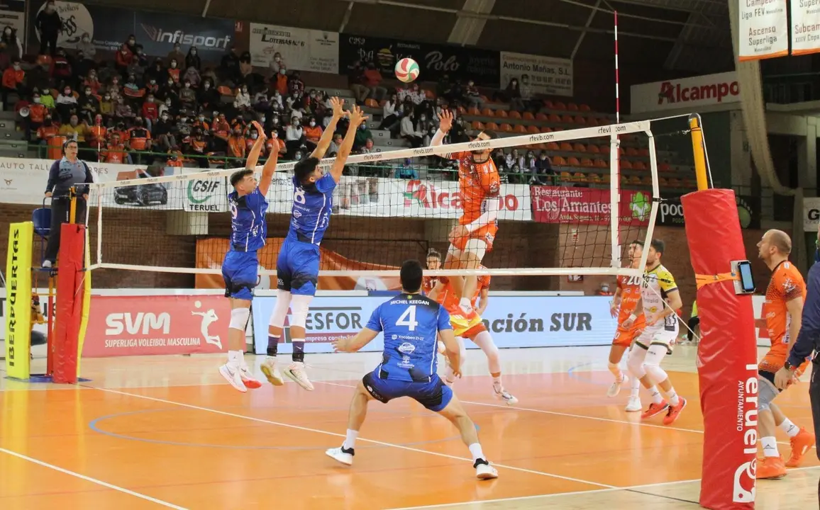 Jugada durante el partido entre el CV Teruel y San Sadurni&ntilde;o. | Foto: CV Teruel