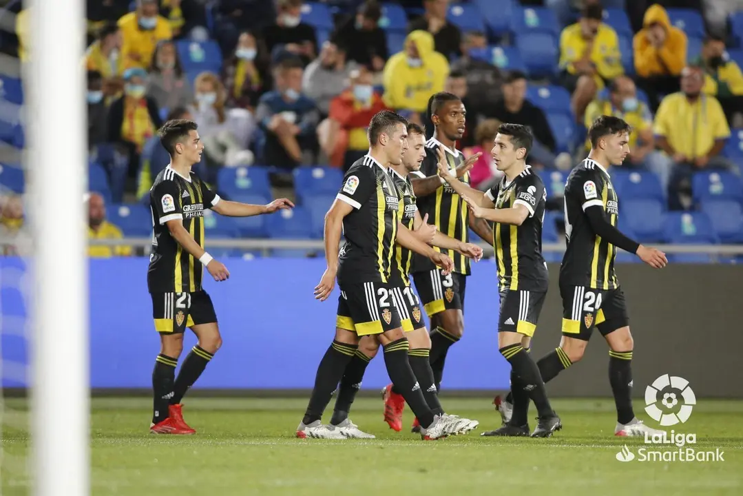Los futbolistas del Real Zaragoza celebran su reacci&oacute;n ante Las Palmas | Foto: La Liga