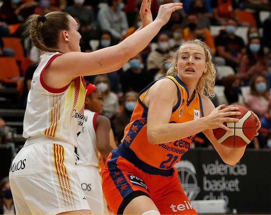 Merrit Hempe defiende a Gulich. Foto: Valencia Basket