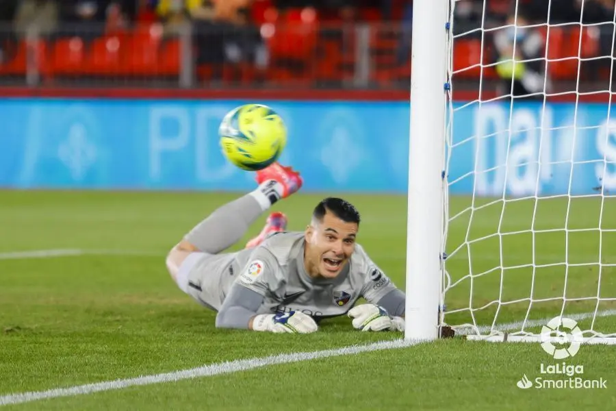 Andr&eacute;s Fern&aacute;ndez tras despejar un bal&oacute;n. Foto: La Liga. 