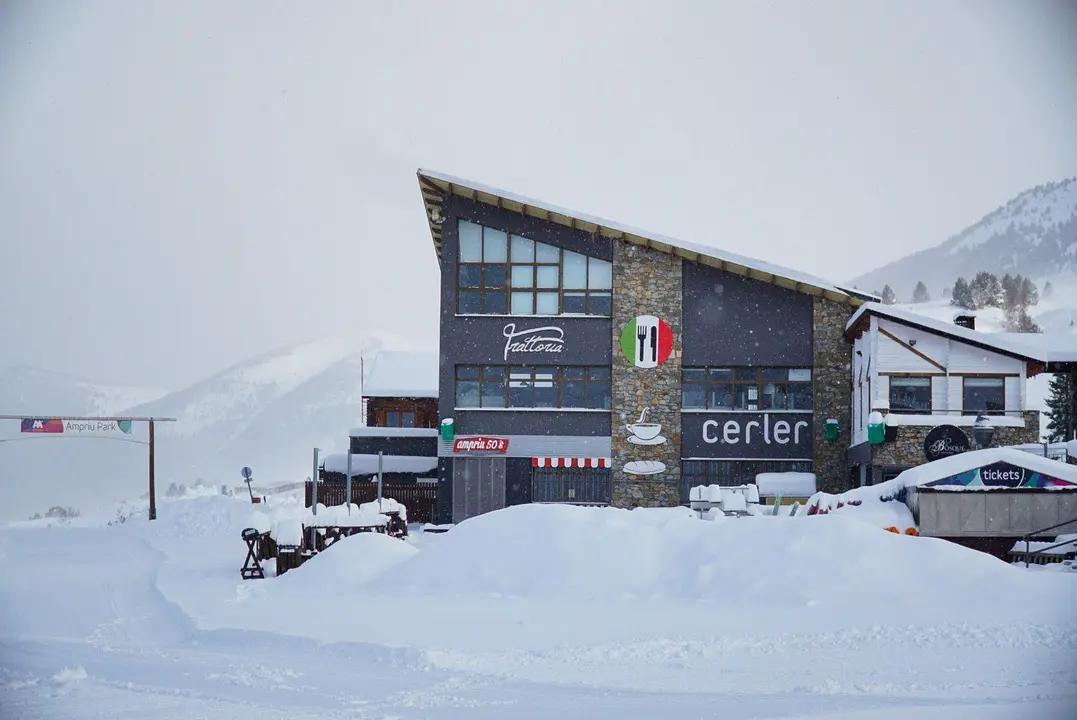 Edificio de servicios del sector Ampri&uacute; en la estaci&oacute;n de esqu&iacute; de Cerler. Foto: Grupo Aram&oacute;n