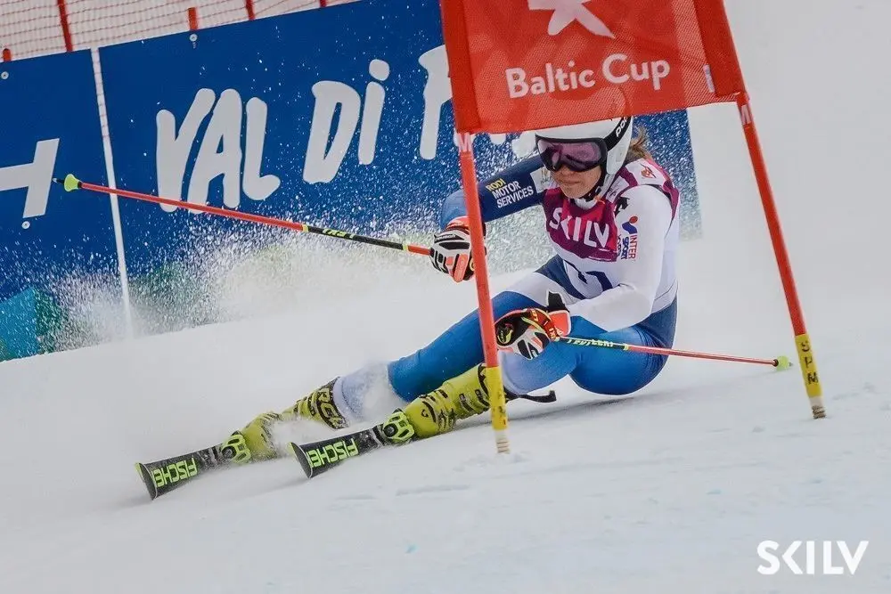 Celia Abad, en la imagen, pasando palos durante una prueba en Dolomitas. Foto: Cedida
