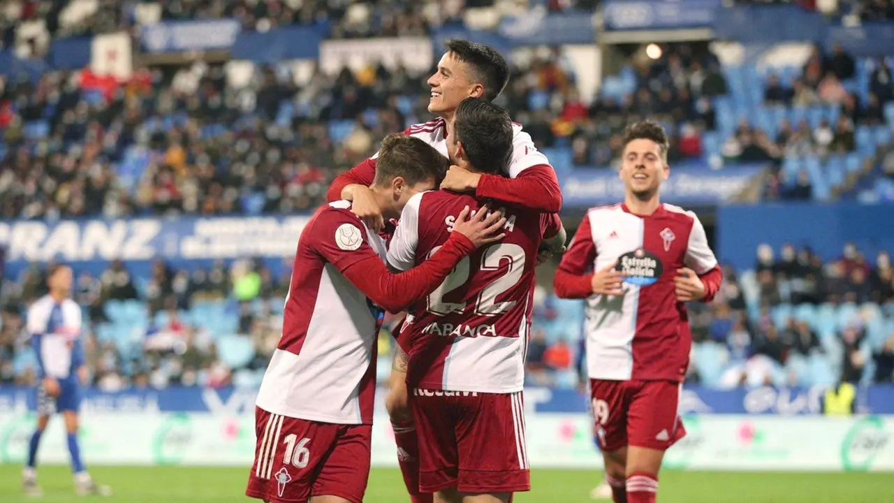 Los futbolistas del Celta de Vigo celebran la victoria ante el CD Ebro en La Romareda | Foto: Celta de Vigo