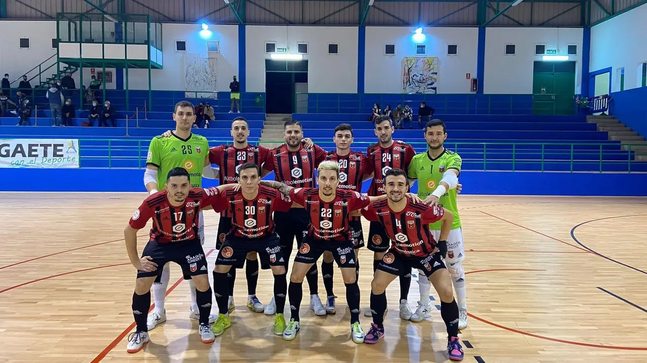 La plantilla, antes del partido. Foto: @ADSala10