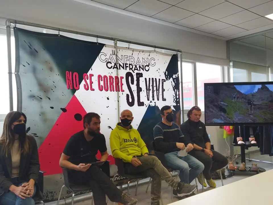Alex Varela, primero por la izquierda, en la presentaci&oacute;n de la Canfranc-Canfranc en Izas, principal patrocinador de la carrera. Foto: Sportaragon