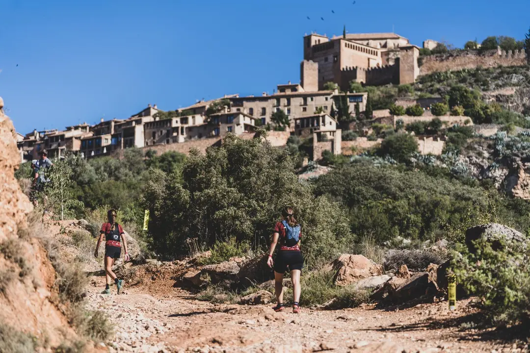 La Colegiata de Alquezar 'vigila' el paso de dos corredoras de una edici&oacute;n anterior de la UTGS. Foto: &copy;Diego Winitzky