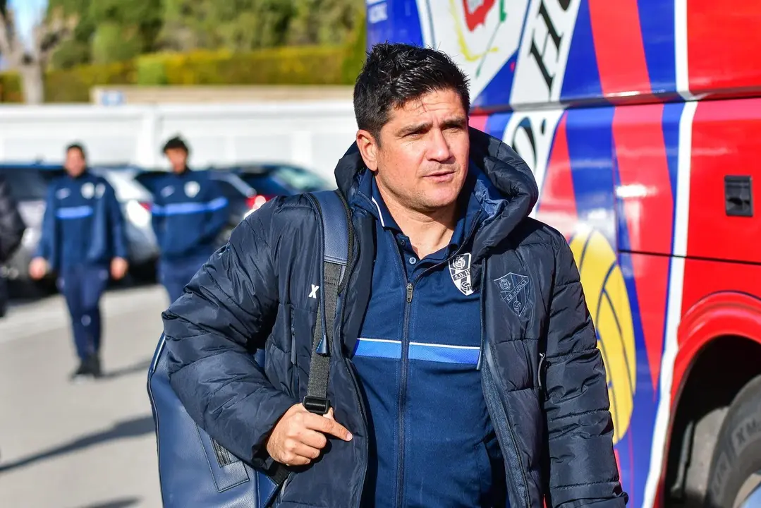 Xisco Mu&ntilde;oz con el autob&uacute;s del Huesca. | Foto: SD Huesca