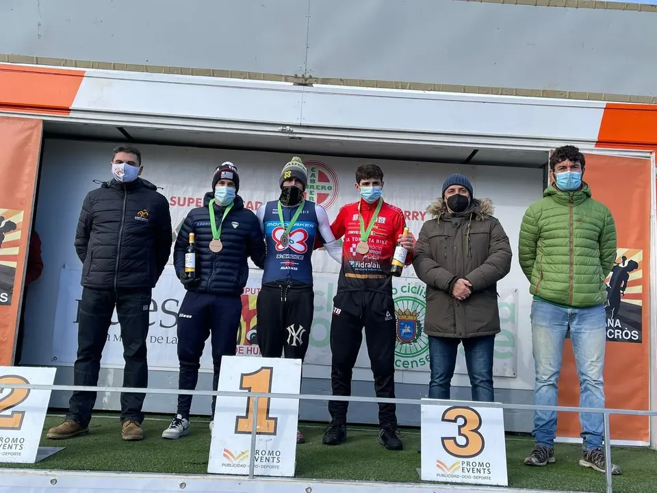 Jofre Cullell, tercero por la izquierda, vencedor del 'Ciudad de Huesca. Foto: Cedida