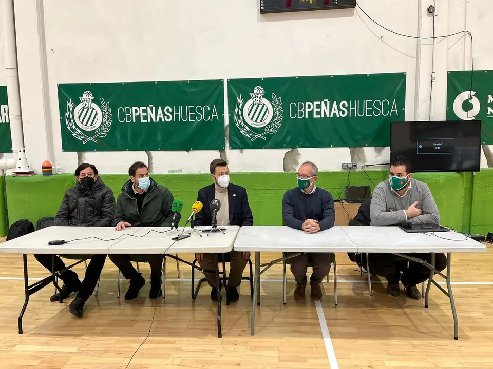 Antonio Or&uacute;s, en el centro de la imagen, durante la rueda de prensa en la que ha advertido de la mala situaci&oacute;n econ&oacute;mica del club. Foto: CB Pe&ntilde;as
