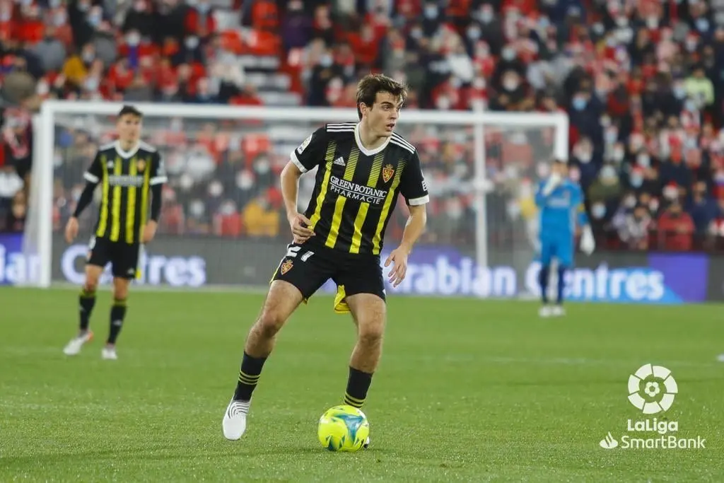 Francho Serrano dirige el juego del Real Zaragoza. Foto: LaLiga.