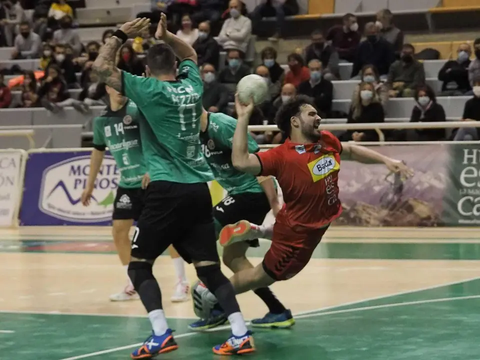 Montoya, en la imagen, supera a la siempre dif&iacute;cil defensa de Cuenca en un partido de la pasada temporada. Foto: C.Pascual