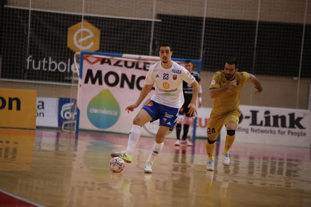 Manolo Piqueras conduce el bal&oacute;n | Foto: Jorge Vicioso