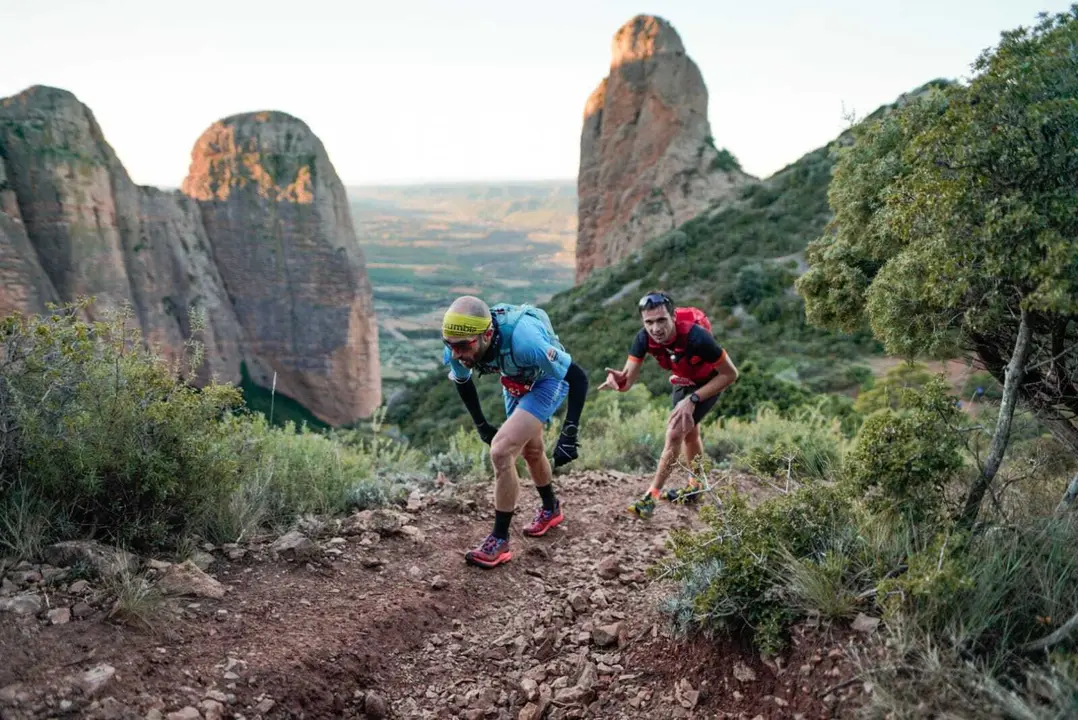 Dos corredores en la edici&oacute;n del Trail Mallos de Riglos que hoy regres&oacute; a primera plana. Foto: Jordi Saragossa
