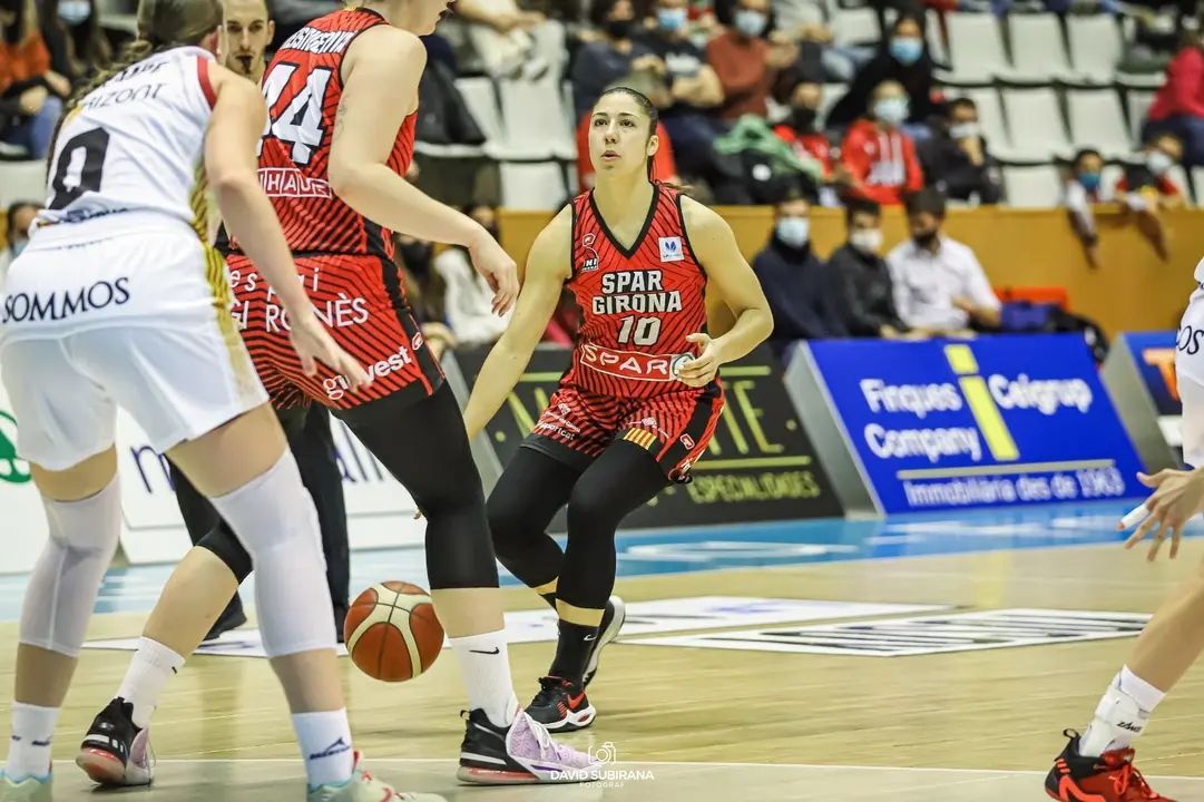 Laia Flores conduce el bal&oacute;n para las locales | Foto: @MrSubi95