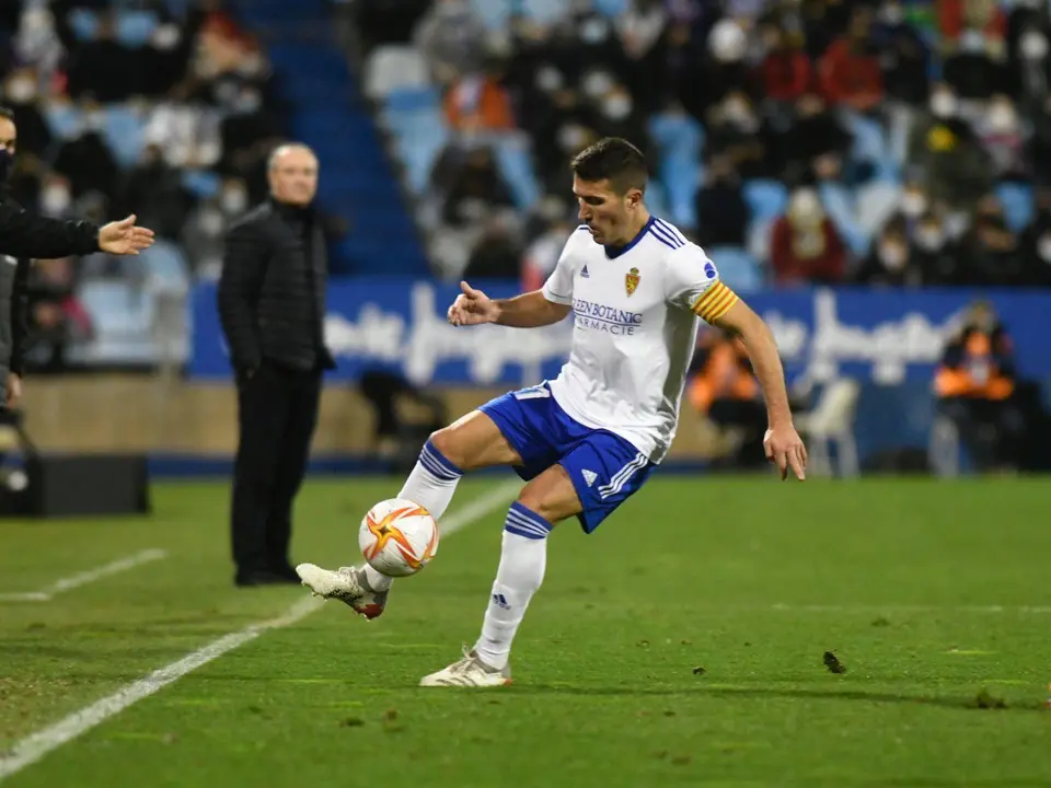 Alberto Zapater controla un bal&oacute;n en La Romareda, ante la mirada de Juan Ignacio Mart&iacute;nez | Foto: Real Zaragoza