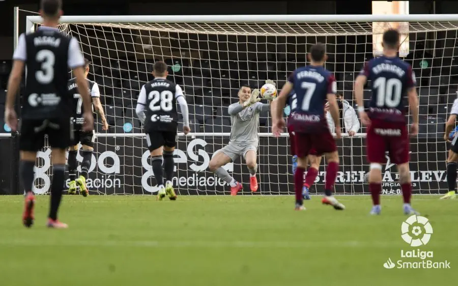 Andr&eacute;s Fern&aacute;ndez para el penalti a Rub&eacute;n Castro en la pasada temporada. Foto: LaLiga