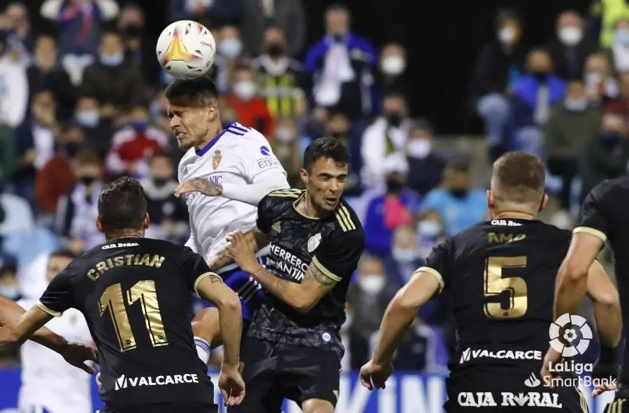 Juan Jos&eacute; Narv&aacute;ez disputa un bal&oacute;n a&eacute;reo frente a la Ponfe en La Romareda. | Foto: LFP