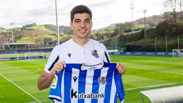 Enrique Clemente posa con la camiseta de su nuevo equipo. | Foto: Real Sociedad