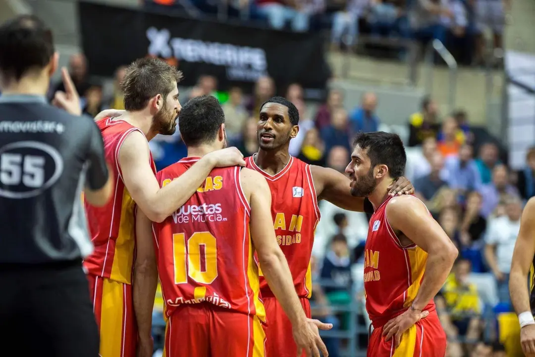 Jugadores del UCAM Murcia celebran un acci&oacute;n | Foto: ACB
