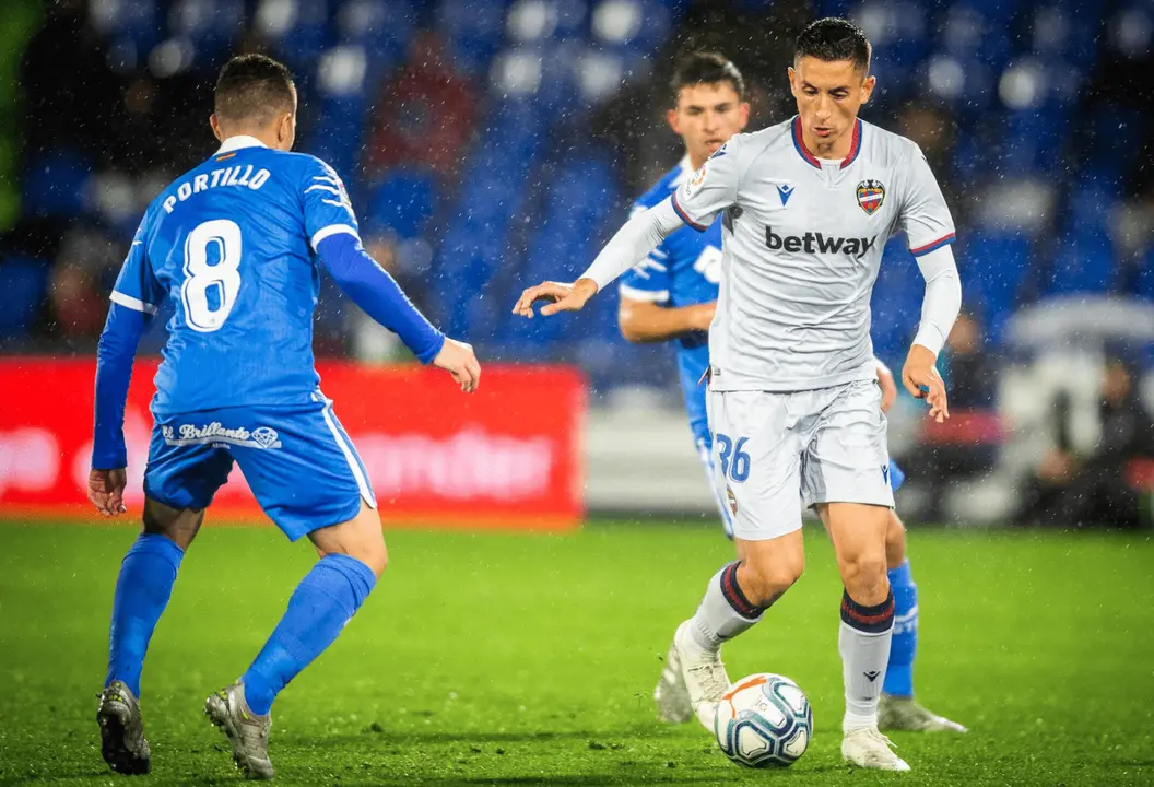 Pablo Mart&iacute;nez ante el Getafe. | Foto: Levante UD