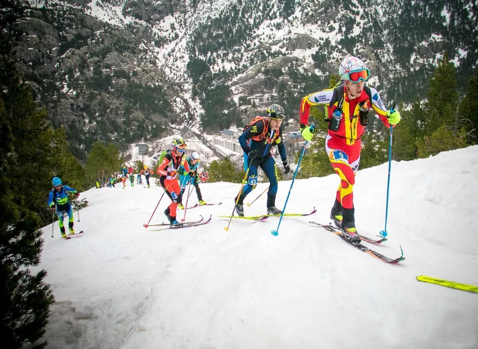 Participantes en una anterior edici&oacute;n de la TRaves&iacute;a del club Monta&ntilde;a Pirineos, con el Balneario de Panticosa al fondo de la imagen. Foto: Alejandro Pe&ntilde;a
