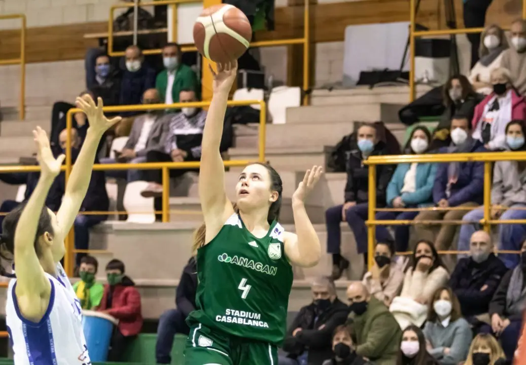 Cristina Villamor ha decantado el pulso para las locales | Foto: @STCBaloncesto