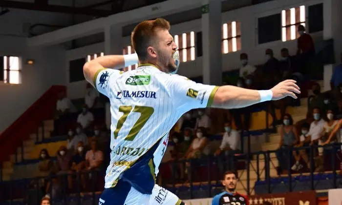 Pere Arnau, en la imagen, ha marcado 15 goles en 21 partidos disputados en la primera vuelta con Puente Genil. Foto: Cedida