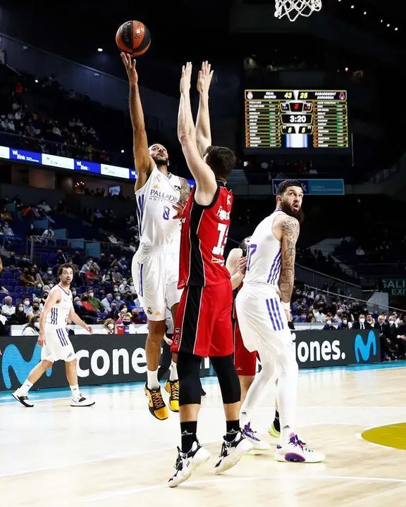 Ram&oacute;n Vil&agrave; trata de defender a Randolph | Foto: @RMBaloncesto