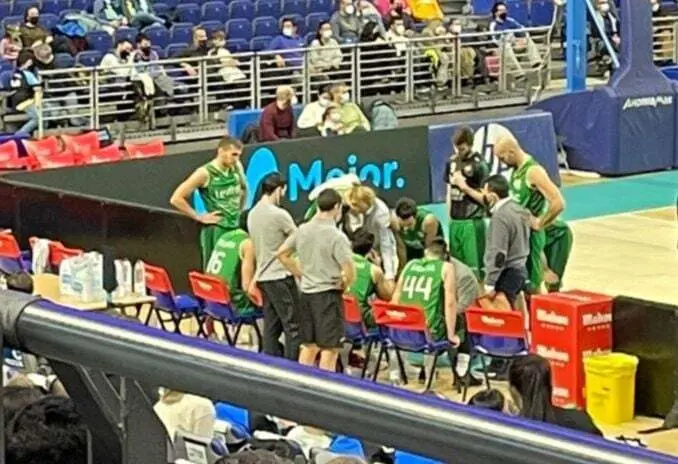 Sergio Lam&uacute;a, cuando dirig&iacute;a al Levitec Huesca, se dirige a sus hombres en un tiempo muerto contra Estudiantes | Foto: SPORTARAGON